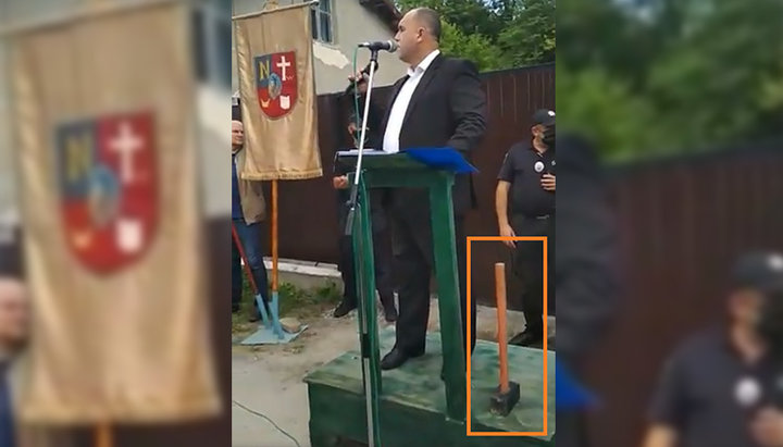 Zolochiv mayor comes to “veche” against UOC temple with a sledgehammer