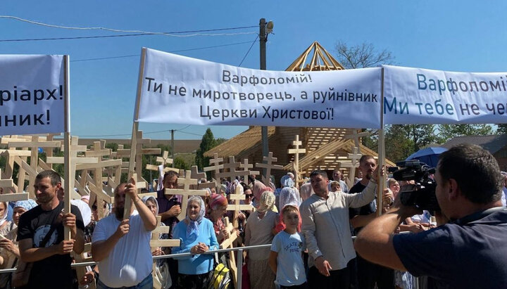 Believers of the Vinnytsia diocese with placards against the arrival of the head of Phanar. Photo: news.church.ua