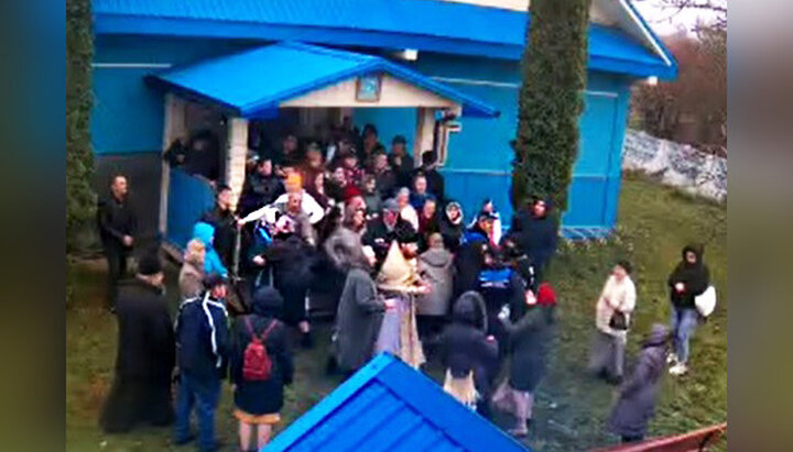 In vlg. Pishchiv, OCU members seize UOC Church of the Nativity of Theotokos