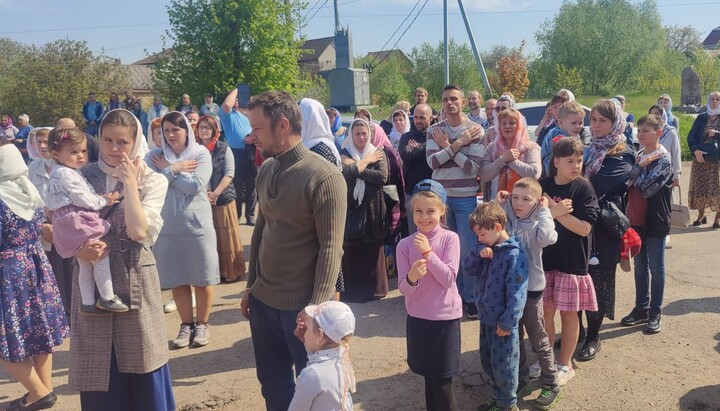 Over a hundred UOC worshippers in Boyarka pray in front of a seized church