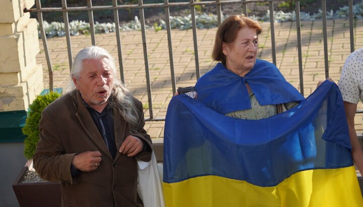 Activists tried to disrupt the service in the temple of the UOC. Photo: UOJ