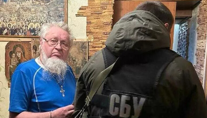 Archpriest Borys Brodovsky, a priest of the Cherkasy diocese of the UOC, and an SBU officer. Photo: hromadske.ua
