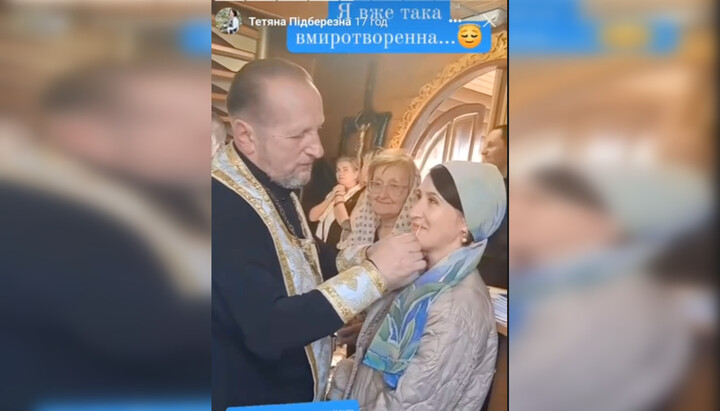 OCU cleric Mykola Khomiak with a parishioner. Photo: a video screenshot