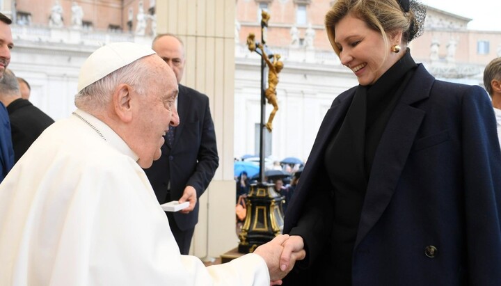 Olena Zelenska meets with Pope Francis and attends Mass at the Vatican